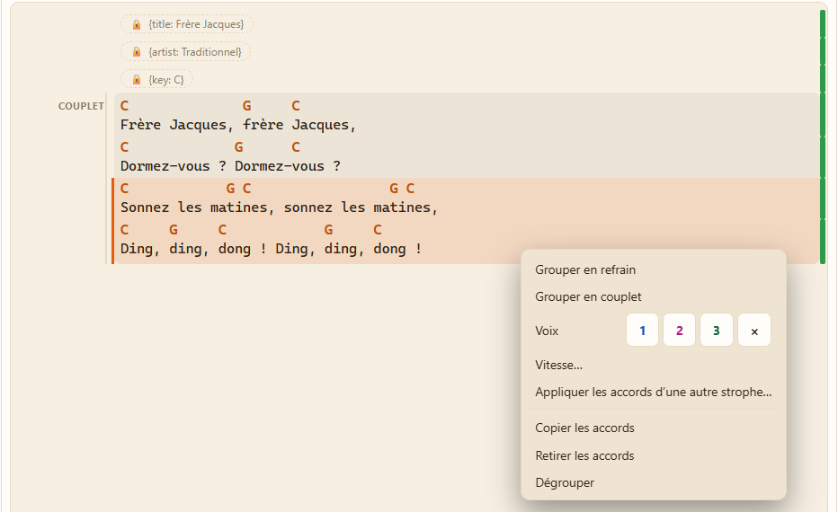 L’éditeur visuel : l’étiquette « Couplet » dans la marge, les deux dernières lignes de Frère Jacques sélectionnées et le menu du clic droit ouvert — « Grouper en refrain », « Grouper en couplet », Voix 1, 2, 3, « Vitesse… », « Appliquer les accords d’une autre strophe… », copier ou retirer les accords, « Dégrouper ».